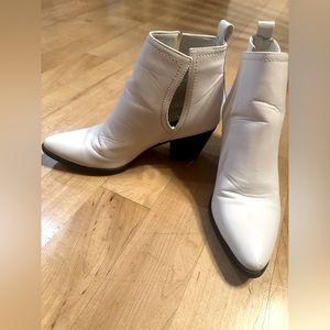 Jeeini Ankle White boots 9.5